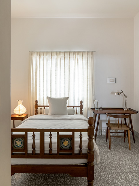 Simple And Plain White Coloured Bedroom - Beautiful Homes