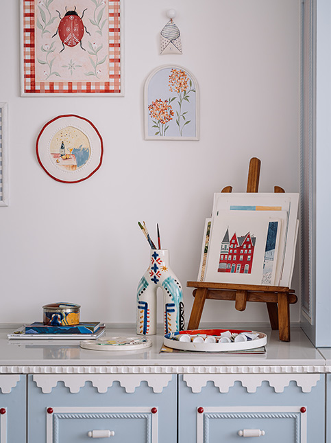 Cute Art Corner Against White Wall - Beautiful Homes