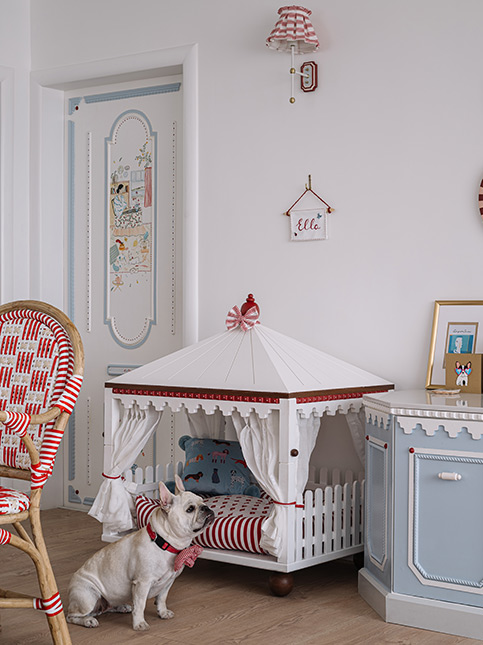 White And Red Seating For Pet - Beautiful Homes