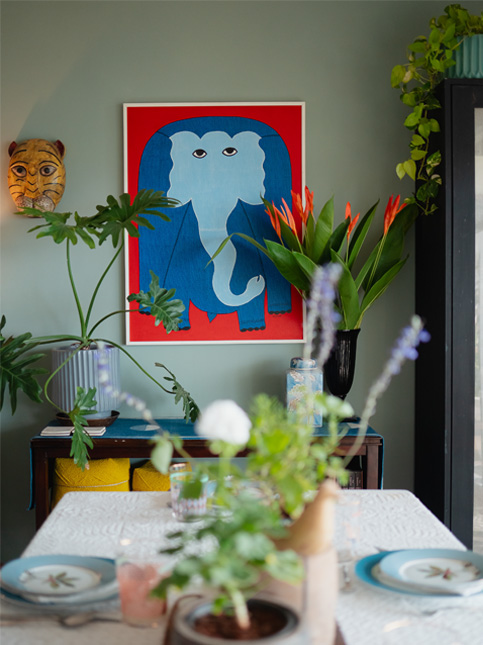 Striking art in bold colours around the dining table – Beautiful Homes