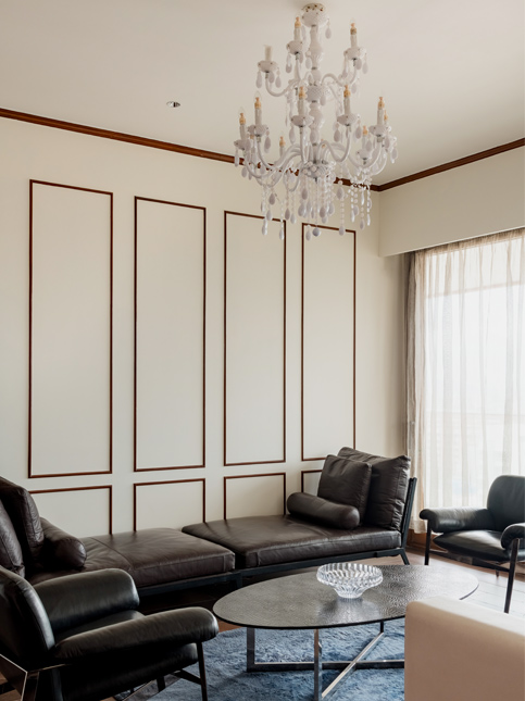 Black leather sofa with chandeliers - Beautiful Homes