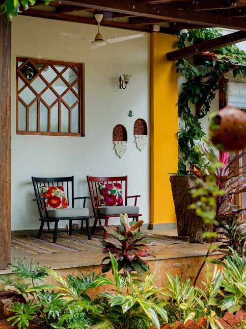 Verandah with pop of colour – Beautiful Homes