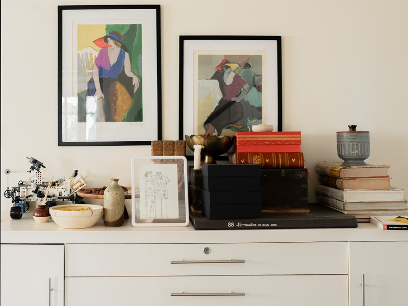 Display of art and books on console ideas - Beautiful Homes