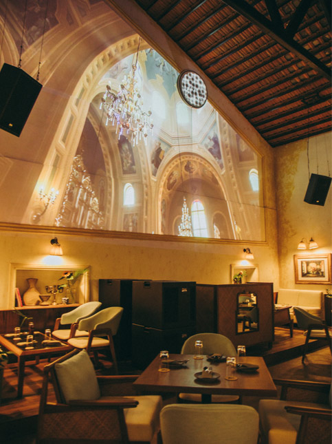 Elegant dining space with a grand cathedral interior projection – Beautiful Homes