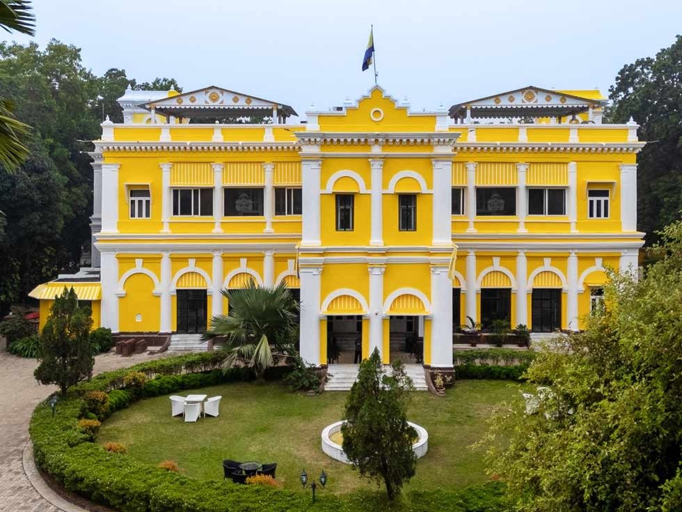 Vibrant yellow exterior house design - Beautiful Homes