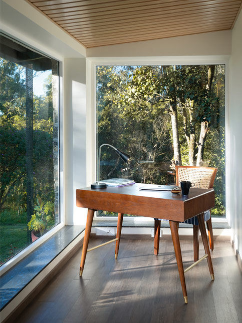 Tranquil Workspace in Sunny Woodlands Estate with Lush Green Views - Beautiful Homes