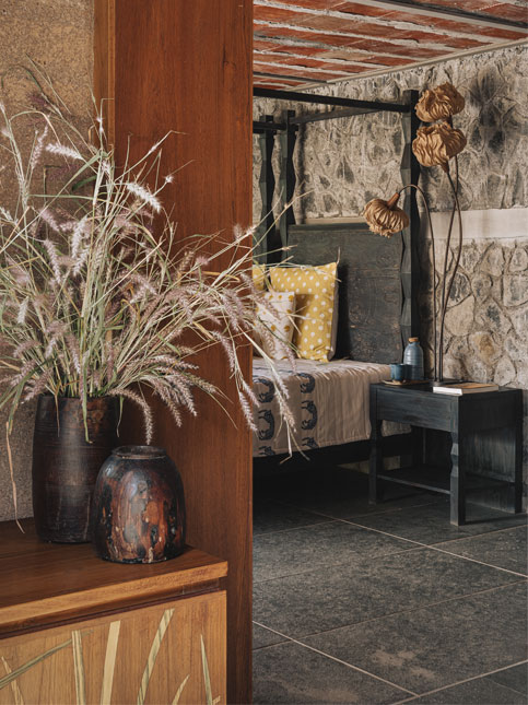 Beautiful Décor for Wooden Finish Bedroom - Beautiful Homes