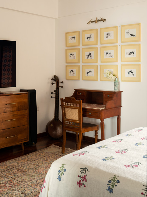 Beautiful Set of Twelve Frames in the Colour Beige - Beautiful Homes