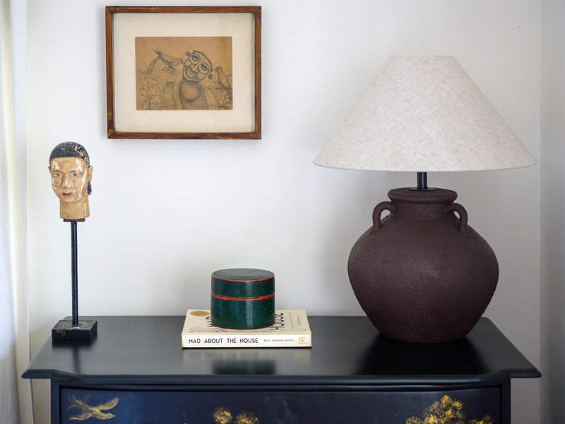 Artistic corner with lamp and sculpture – Beautiful Homes