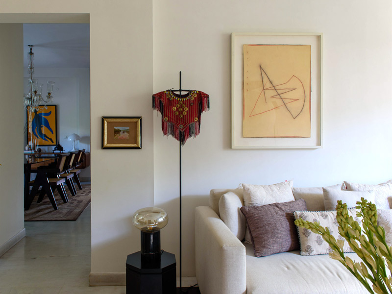 Living room with art and textiles – Beautiful Homes