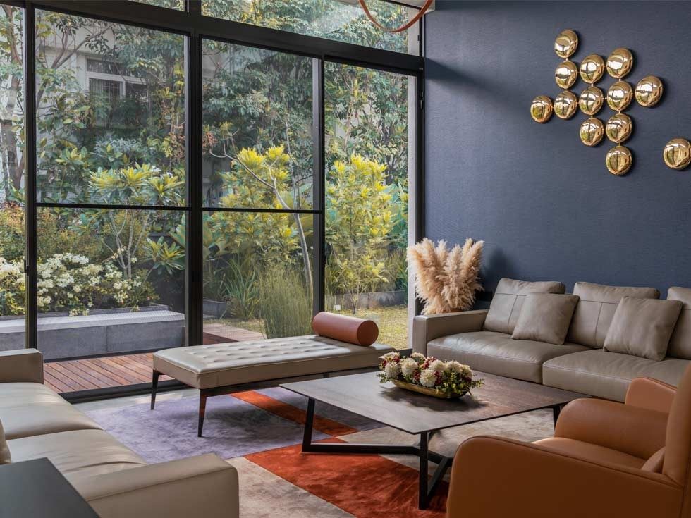 Living room with bold blue wallpaper – Beautiful Homes
