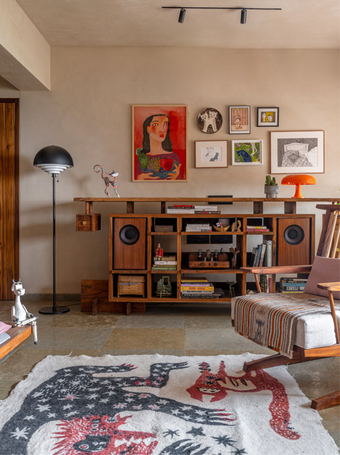 Amazing Living Room in Travel Theme - Beautiful Homes