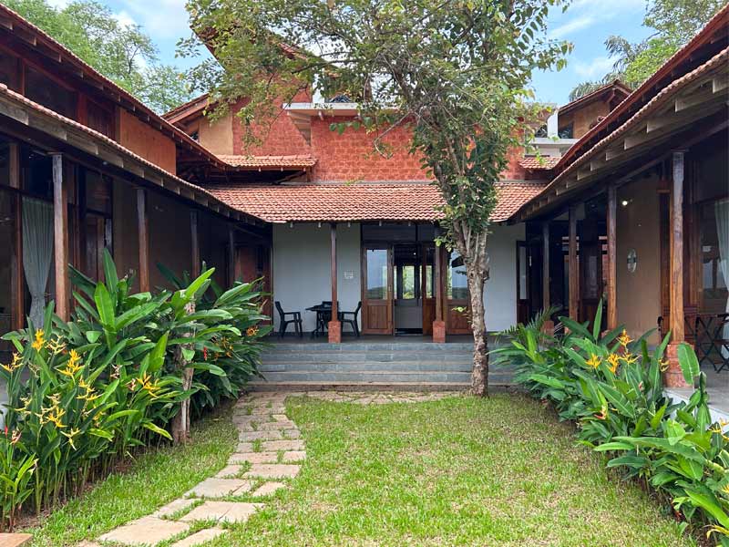 Courtyard with lush greenery – Beautiful Homes