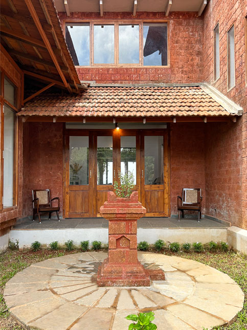 Courtyard with seating – Beautiful Homes