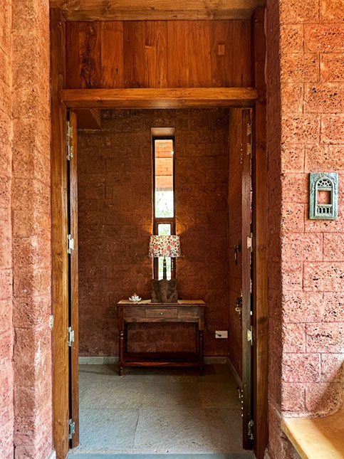 Table lamp with floral shade – Beautiful Homes