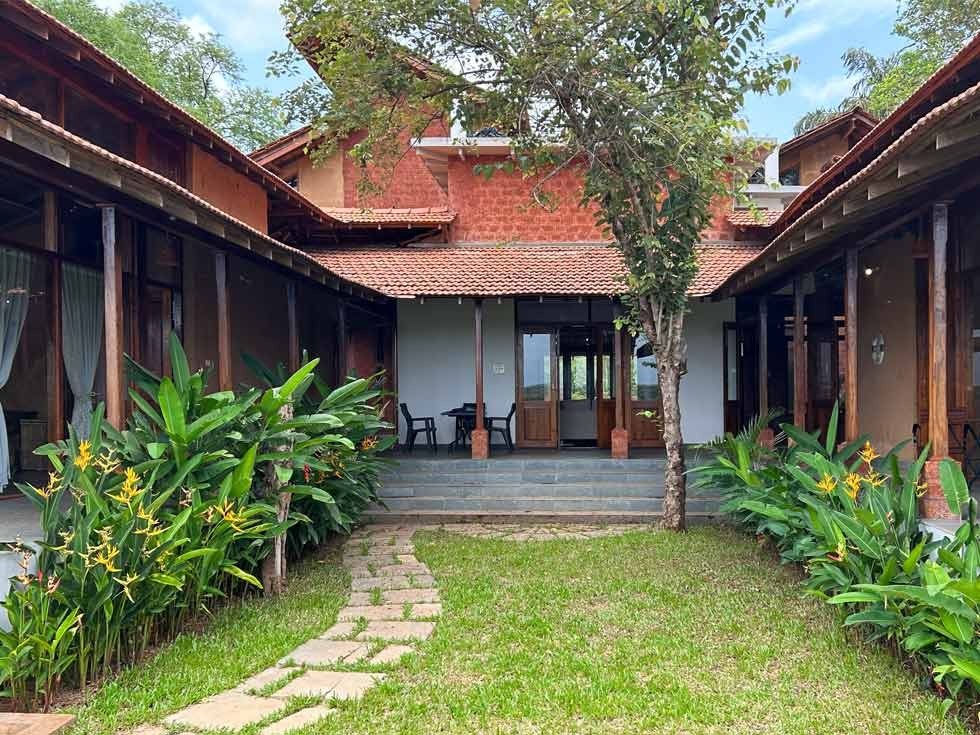 Courtyard with lush greenery – Beautiful Homes