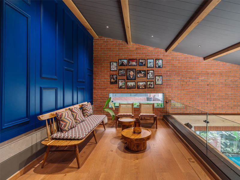 Cozy upstairs lounge overlooking the common living room in a contemporary home – Beautiful Homes