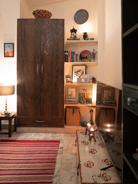 Relaxed TV room with soft light and casual décor – Beautiful Homes