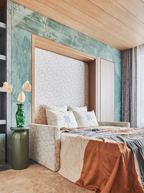 Modern bedroom with green marble accent wall and cozy bed setup – Beautiful Homes