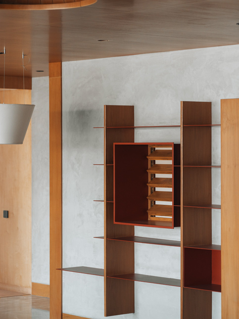 Library shelf with adjustable planes and modular inserts by H+A Studio – Beautiful Homes