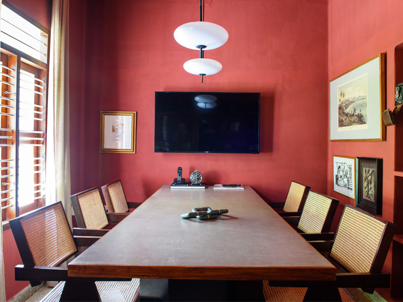 Modern meeting room with red walls – Beautiful Homes