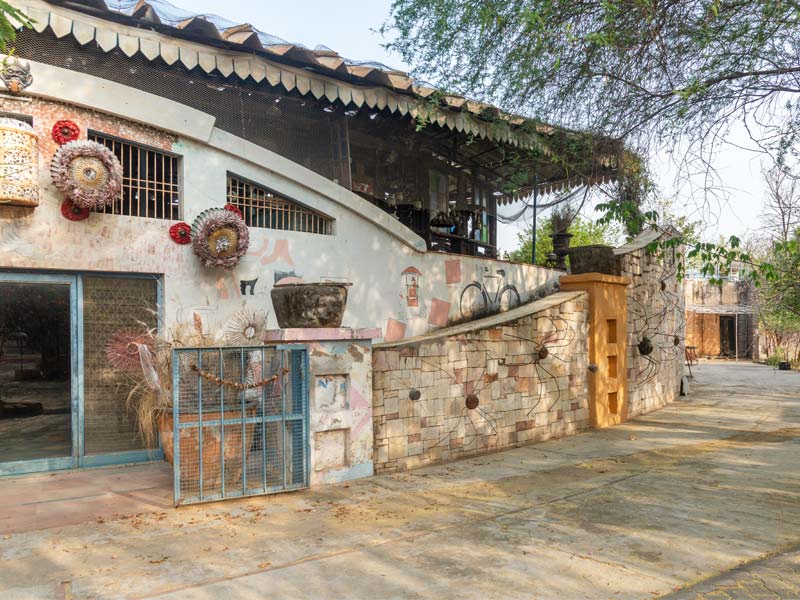 Split-level space connecting studio and poolside - Beautiful Homes