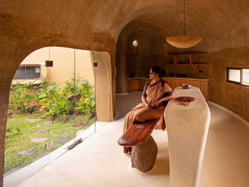 Sculpted mud and lime walls by Earthscape Studio – Beautiful Homes