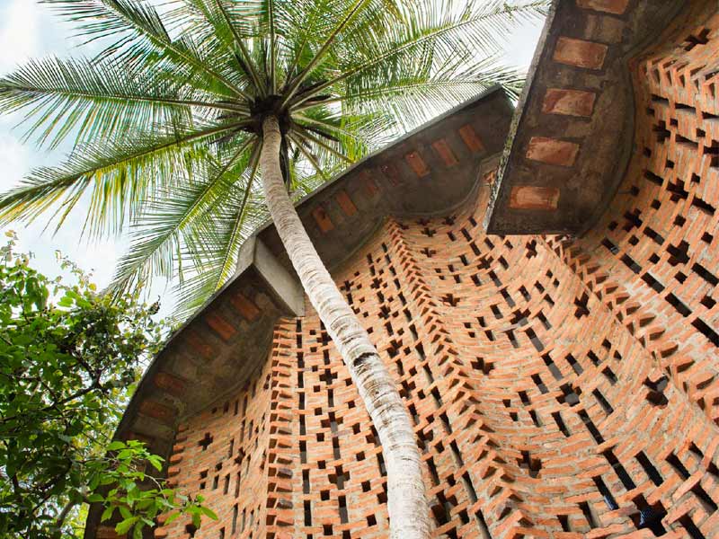 Brick and lime wall with natural ventilation by Laurie Baker – Beautiful Homes