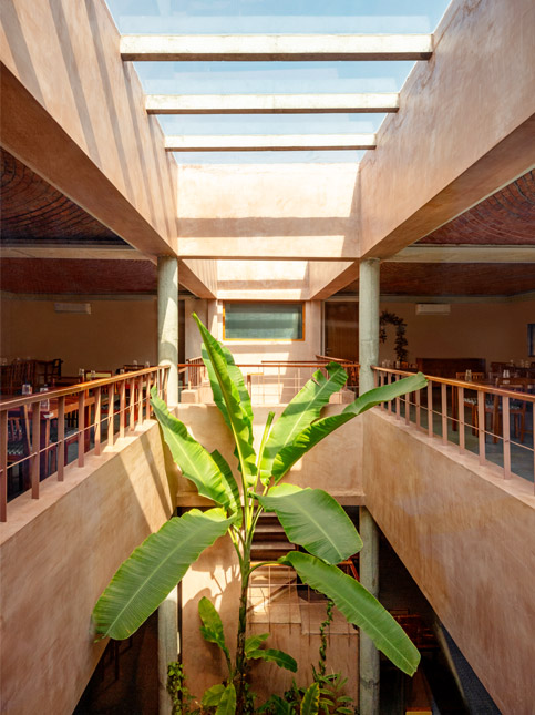 Lime plaster and brick walls for breathable interiors – Beautiful Homes