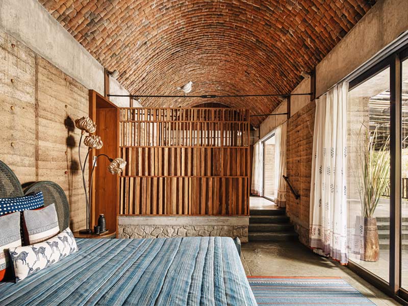 Laterite and lime walls balancing mass and ventilation – Beautiful Homes