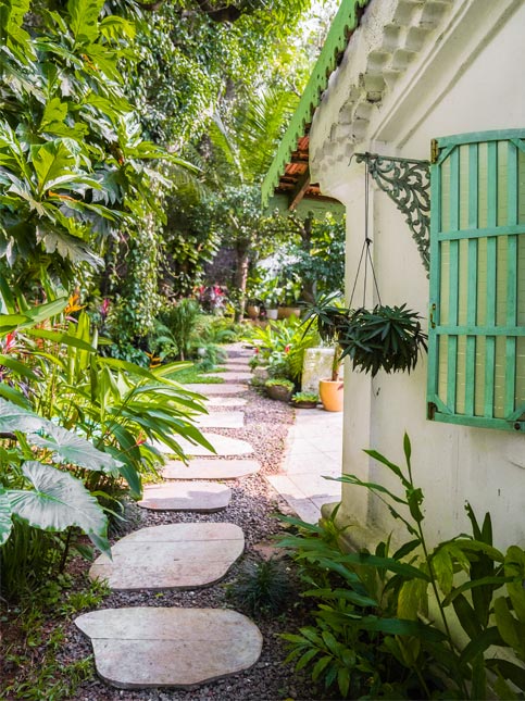 Narrow path leading from back door to garden – Beautiful Homes