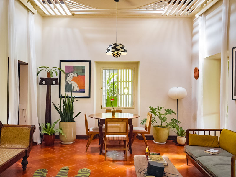 Small round table near kitchen stove – Beautiful Homes