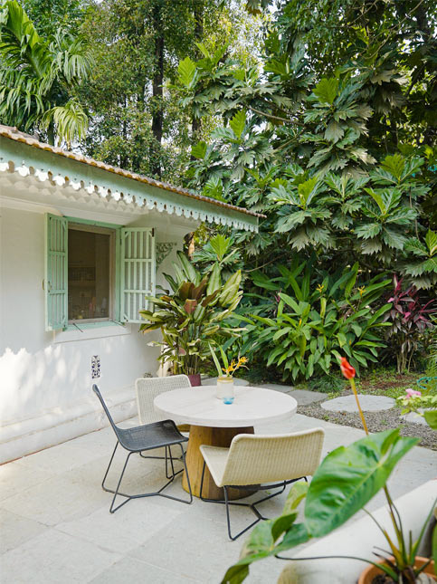 Outdoor seating corner beside the garden – Beautiful Homes