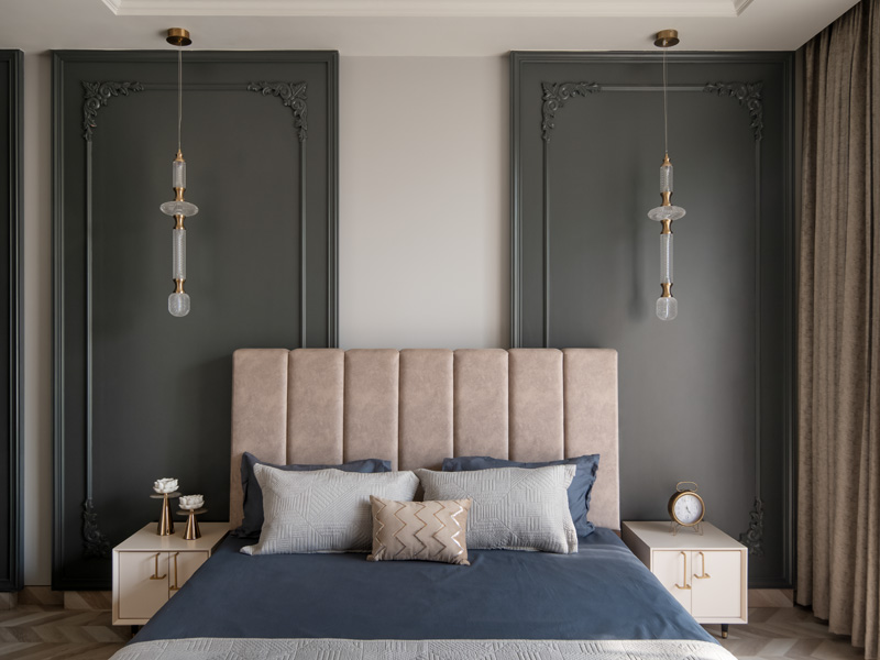 Bedroom with mouldings and pendants – Beautiful Homes