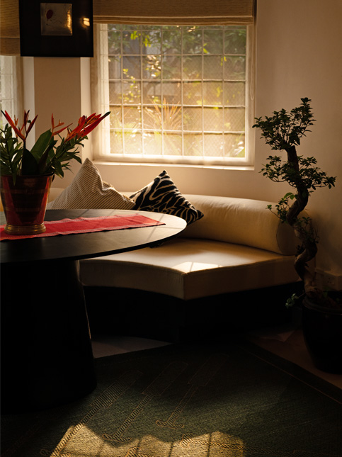 Window nook with curved sofa – Beautiful Homes