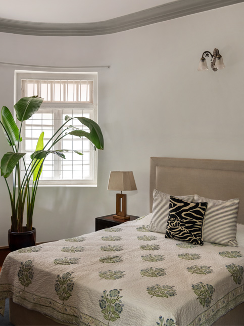 Bedroom with curved walls & high ceiling – Beautiful Homes