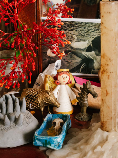 Bird skulls and figures on shelf – Beautiful Homes