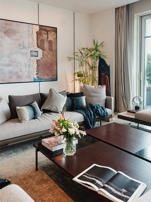 Modern living room with art and natural light – Beautiful Homes