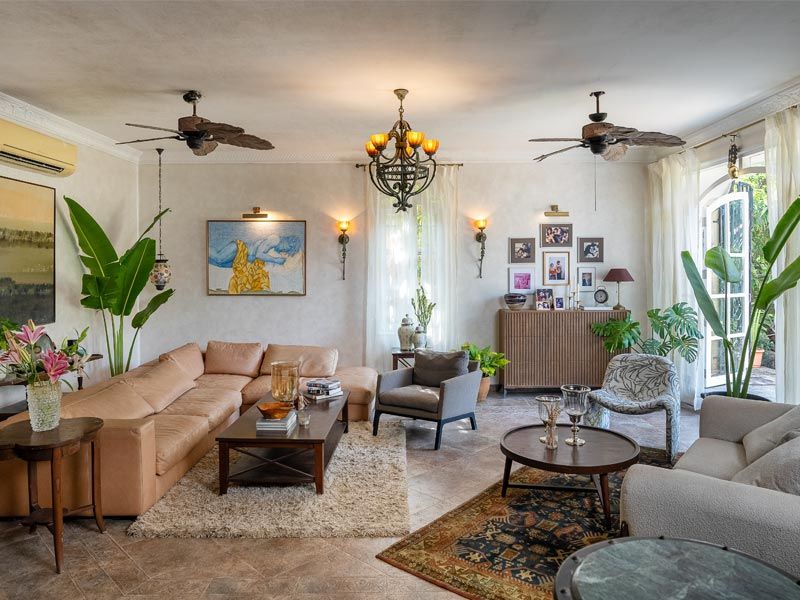 Living room with Arctic Ice walls – Beautiful Homes