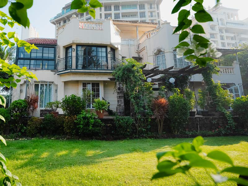 Garden surrounding bungalow – Beautiful Homes