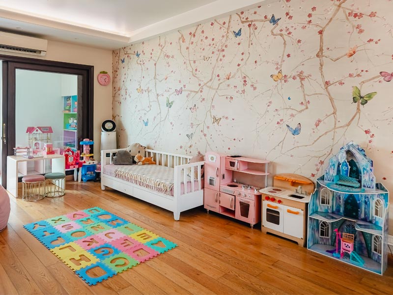 Girls’ playroom with whimsical wallpaper – Beautiful Homes