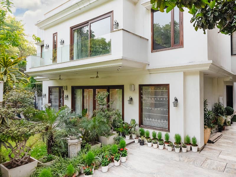 White home exterior with greenery – Beautiful Homes