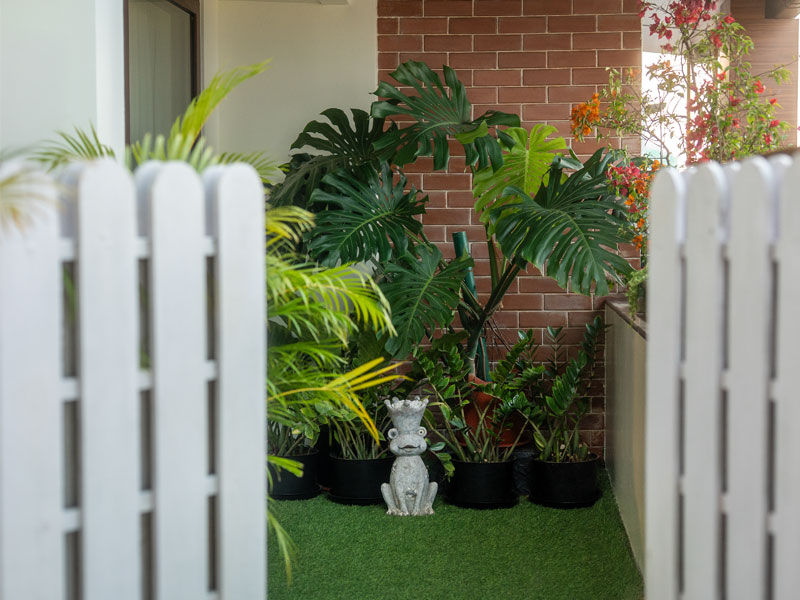Balcony garden with plants and playful statue – Beautiful Homes