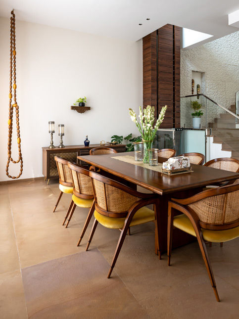 Dining room with garland-inspired ceiling installation – Beautiful Homes