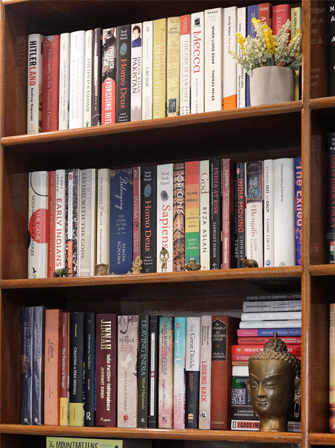 Balanced bookshelf décor – Beautiful Homes