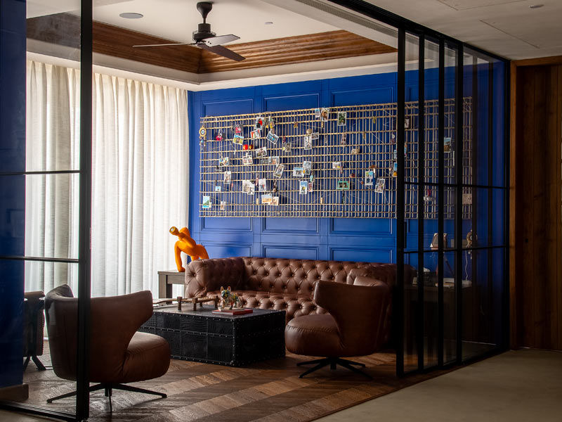 Den with blue accent wall and photo mesh – Beautiful Homes