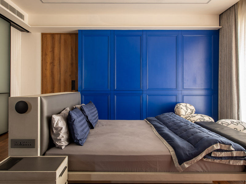 Bedroom with deep blue panelled wall – Beautiful Homes