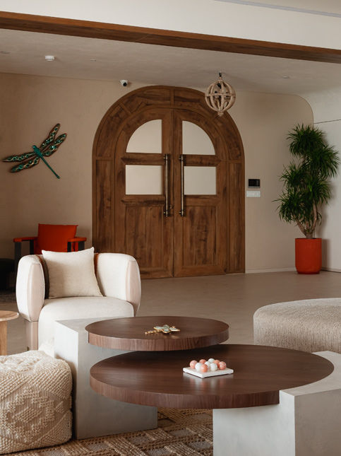 Living space with exposed beams and curved seating – Beautiful Homes