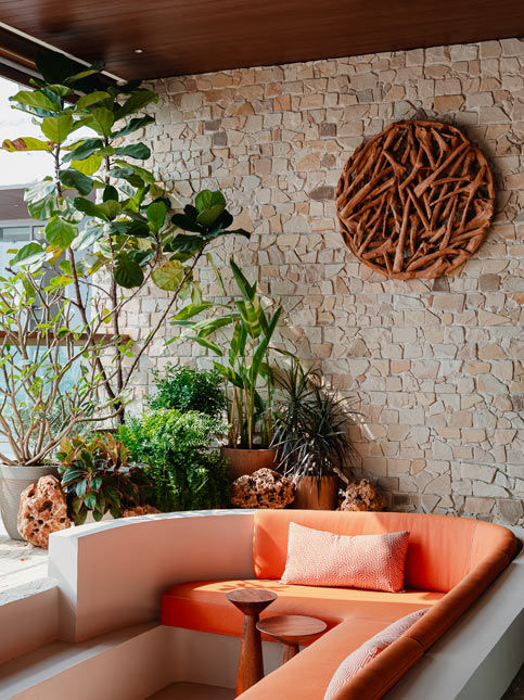 Outdoor sunken conversation pit with plants – Beautiful Homes