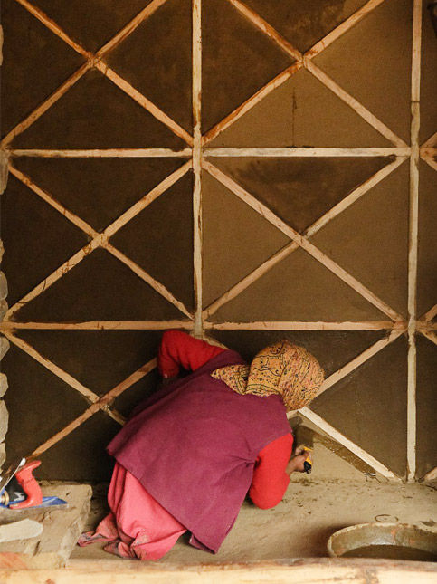 Mud plastering completes dhajji’s performance. Hands press earth into timber grids, sealing insulation, regulating humidity, and anchoring the wall’s flexibility – Beautiful Homes